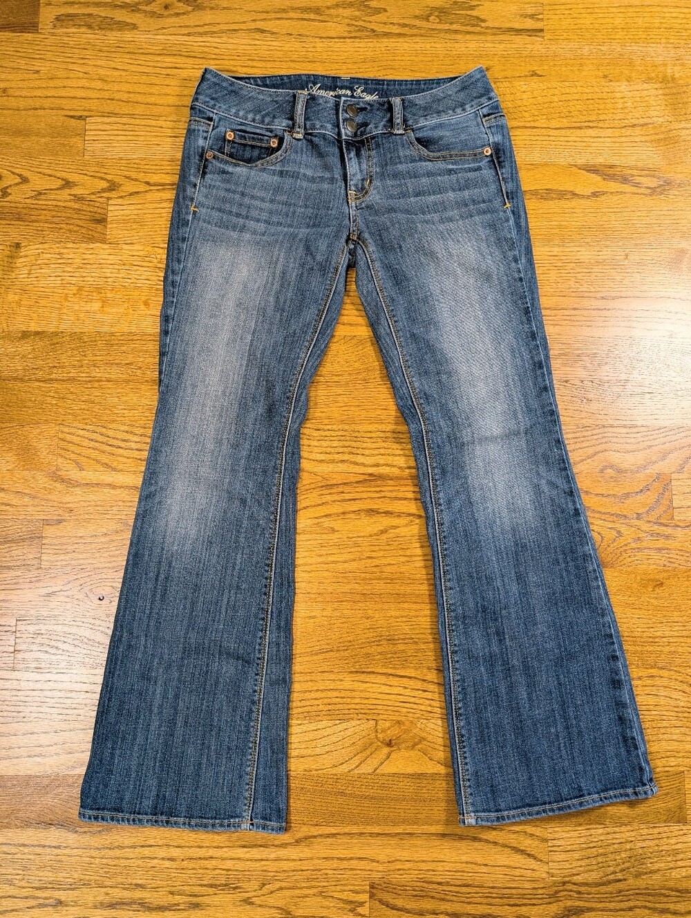 American Eagle Women’s Artist Flare Jeans Medium Wash Stretch Denim Size 4 Short